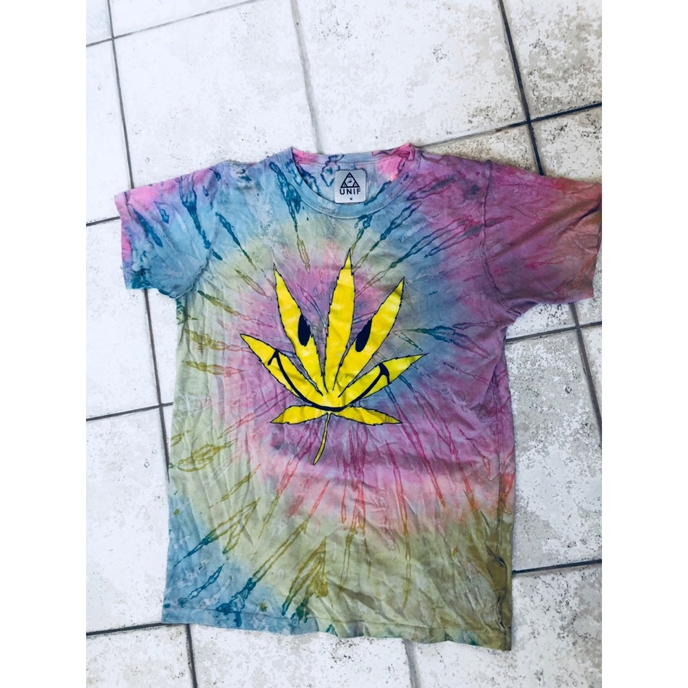 UNIF Tye Dye Smiley Face Leaf T Shirt